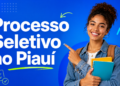 Jovem sorridente com cabelos cacheados e jaqueta jeans aponta para texto "Processo Seletivo no Piauí" em fundo azul
