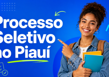 Jovem sorridente com cabelos cacheados e jaqueta jeans aponta para texto "Processo Seletivo no Piauí" em fundo azul