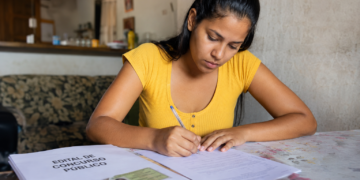 Concursos públicos em Carandaí e Vitória oferecem 162 vagas com salários de até R$ 7.560,32: inscrições até quarta-feira