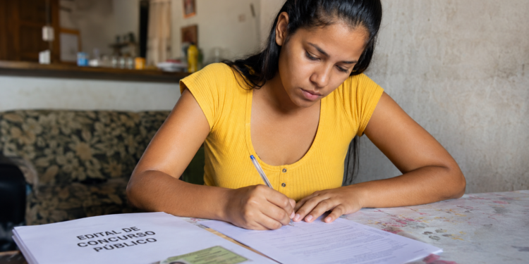 Concursos públicos em Carandaí e Vitória oferecem 162 vagas com salários de até R$ 7.560,32: inscrições até quarta-feira