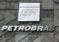Logo BR e letras Petrobras em fachada de concreto cinza texturizado no edifício sede da estatal