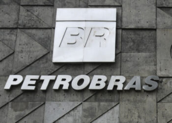 Logo BR e letras Petrobras em fachada de concreto cinza texturizado no edifício sede da estatal