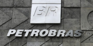 Logo BR e letras Petrobras em fachada de concreto cinza texturizado no edifício sede da estatal