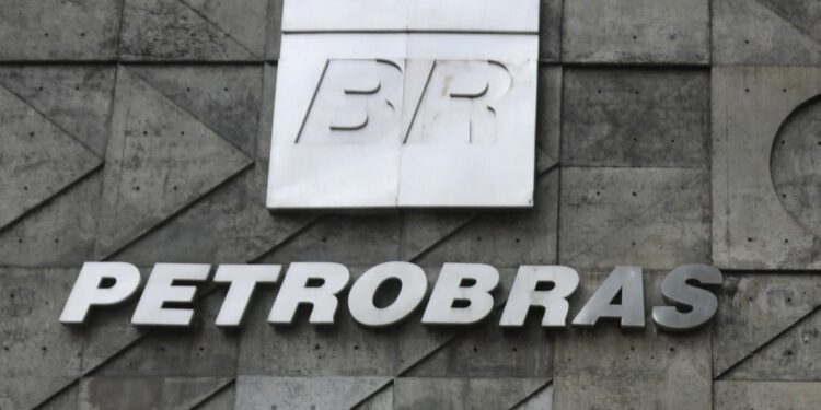 Logo BR e letras Petrobras em fachada de concreto cinza texturizado no edifício sede da estatal