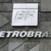 Logo BR e letras Petrobras em fachada de concreto cinza texturizado no edifício sede da estatal