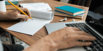 Vagas de nível médio: prefeituras divulgam editais com salários de até R$ 3.242 e inscrições abertas