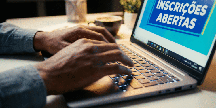 Mais de 400 vagas com salários até R$ 6.780,53: concurso e processo seletivo encerram inscrições neste sábado